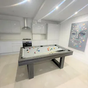 Brand New Build - 4 Bed Stunner! Villa London